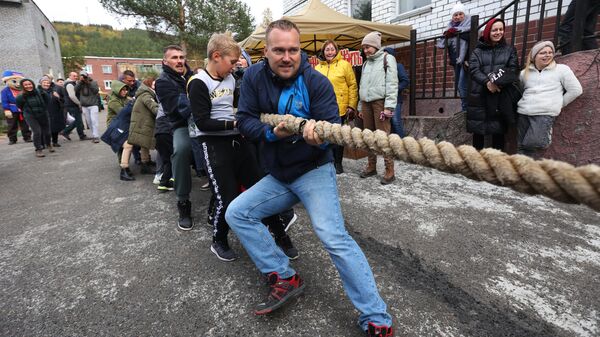 Участники XXV традиционных Саамских национальных игр во время перетягивания каната в поселке станции Лопарская Мурманской области