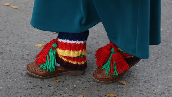 Традиционная обувь на ногах участницы XXV традиционных Саамских национальных игр в поселке станции Лопарская Мурманской области