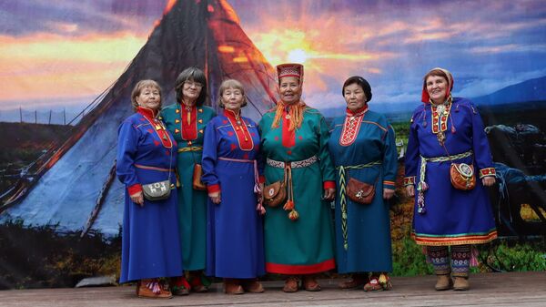 Участницы XXV традиционных Саамских национальных игр исполняют народные песни в поселке станции Лопарская Мурманской области