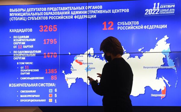 Электронное табло с информацией о выборах в информационном центре ЦИК РФ в Москве