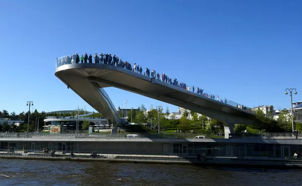 Парящий мост в природно-ландшафтном парке Зарядье в Москве Парящий мост в природно-ландшафтном парке Зарядье в Москве