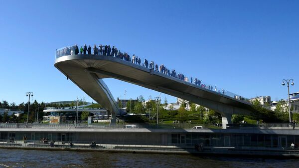 Парящий мост в природно-ландшафтном парке Зарядье в Москве