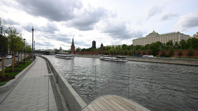 Прогулочные теплоходы у Софийской набережной в Москве.