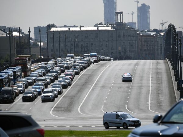 Автомобили на открытом после реконструкции Большом Каменном мосту Автомобили на открытом после реконструкции Большом Каменном мосту
