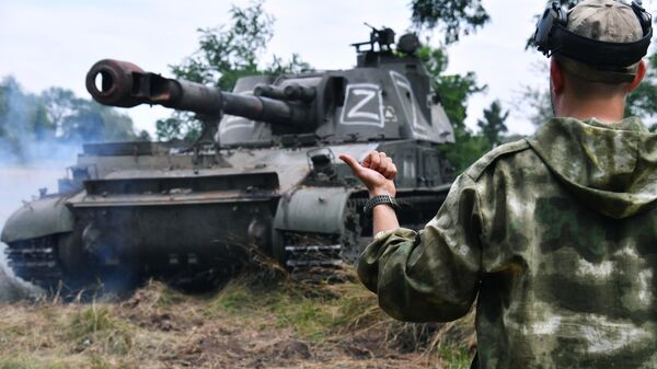 Самоходная артиллерийская установка 2С3 Акация перед началом работы по позициям ВСУ в Харьковской области в ходе спецоперации на Украине