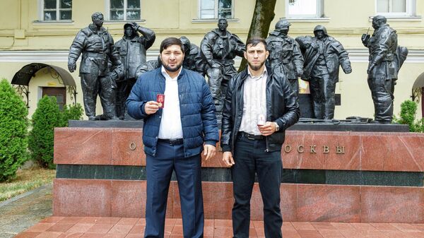МЧС наградило медалями героев, спасших шесть человек из горящей машины в центре Москвы