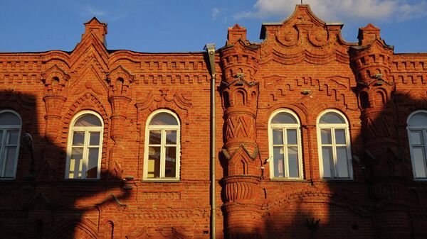 Бывшее здание Городского собрания, который украшают арбузы - выпуклые шаровидные элементы из кирпича с продольными ребрами
