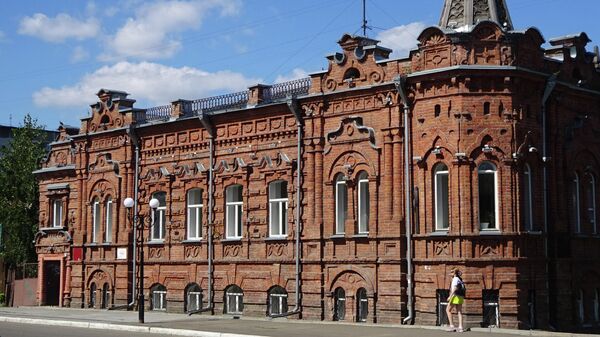 Дом купца Васенева выделяется боковой башенкой Дом купца Васенева выделяется боковой башенкой