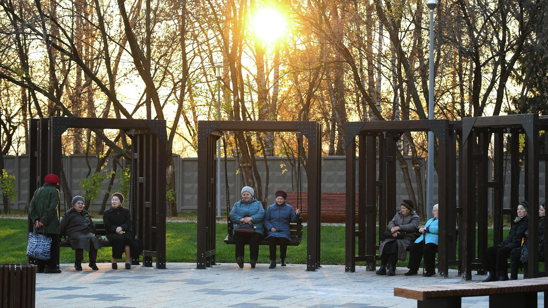 Пенсионеры сидят на качелях в Капотне - РИА Новости, 1920, 14.02.2023