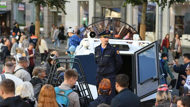 Люди на праздничных мероприятиях в честь Дня города на Тверской улице в Москве