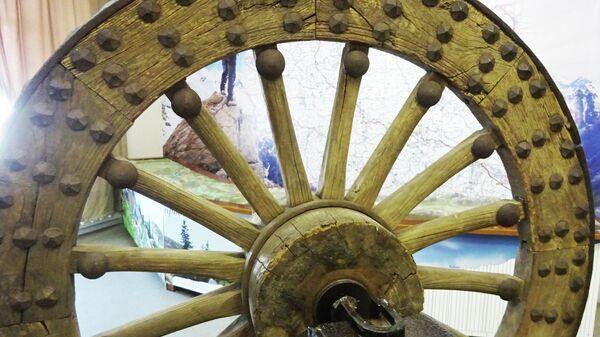 Музей Чуйского тракта, колесо от китайской повозки (19 век)