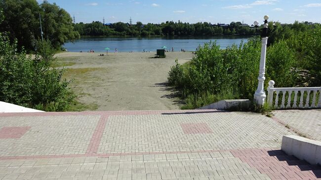 Парк Победы, вид на реку Бию и городской пляж