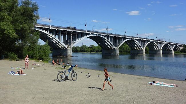 Городской пляж и мост через Бию