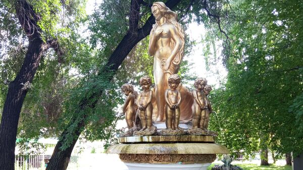 Городской сад, фонтан с писающими мальчиками