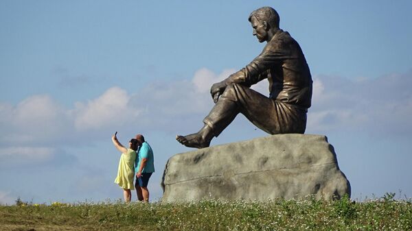 Сростки, гора Пикет. Туристы фотографируются у памятника Василию Шукшину
