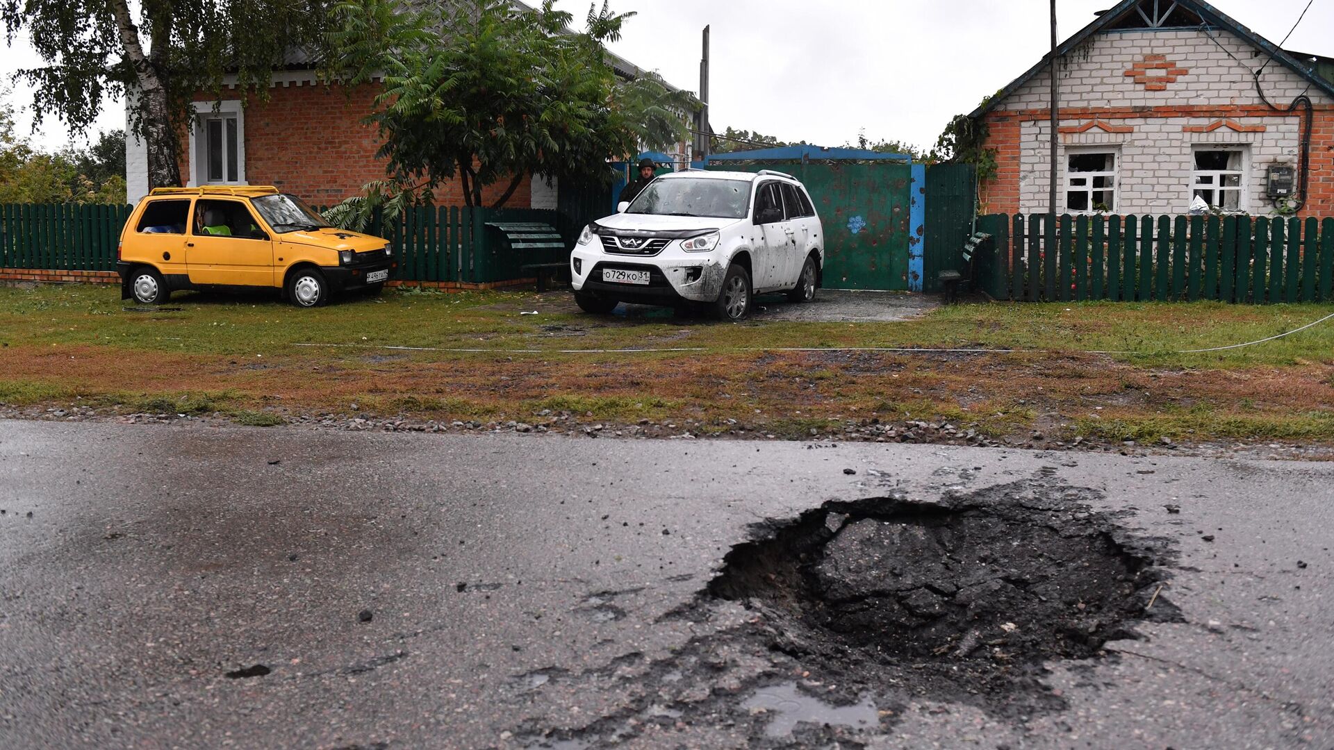 Воронка от разорвавшегося снаряда в приграничном белгородском селе Логачевка - РИА Новости, 1920, 21.09.2022