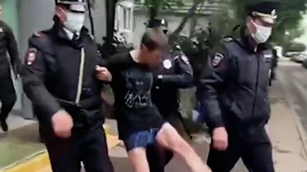 Кадры задержания мужчины, который угрожал выбросить ребенка с балкона. Видео МВД РФ