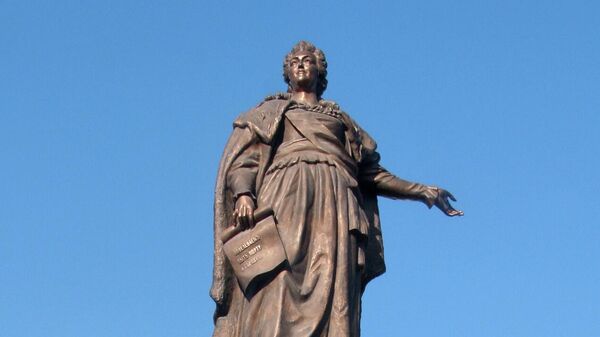 Памятник российской императрице – центральная фигура скульптурной композиции, изображающей основателей Одессы