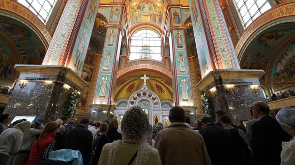 Верующие в кафедральном соборе Христа Спасителя в Калининграде во время службы