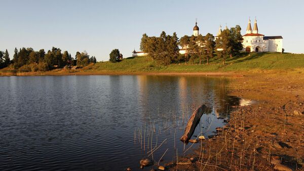 Вид на Ферапонтов монастырь со стороны Бородаевского озера
