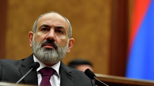 Премьер-министр Армении Никол Пашинян выступает в парламенте в Ереване