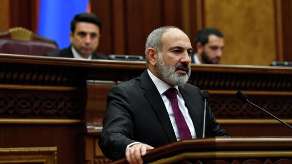 Премьер-министр Армении Никол Пашинян выступает в парламенте в Ереване