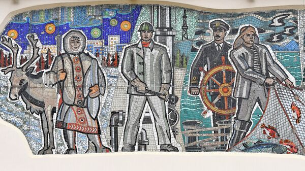 Мозаичное панно с изображением основных профессий советского Сахалина на Коммунистическом проспекте, перед зданием мэрии Южно-Сахалинска