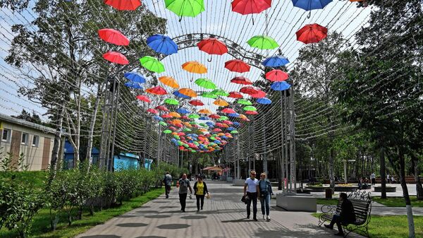 Арт-инсталляция Аллея парящих зонтиков в городском парке Южно-Сахалинска