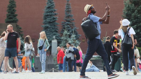 Мужчина фотографирует на Красной площади в Москве