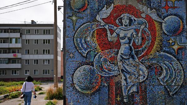 Советская мозаика на одном из зданий в Невельске