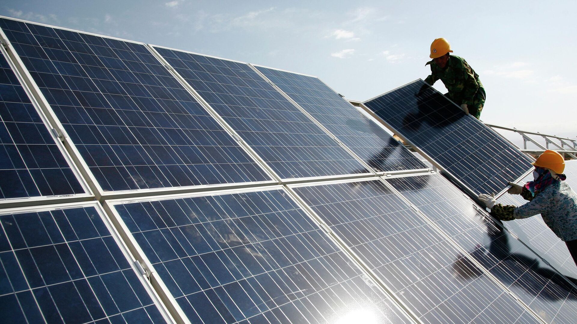 Рабочие устанавливают солнечные батареи на электростанции в Китае - РИА Новости, 1920, 11.10.2022