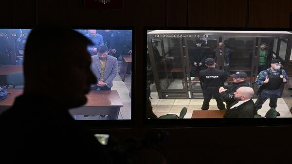 Экран с изображением подозреваемых в убийстве бизнесмена Шабтая фон Калмановича во время оглашения приговора в зале судебных заседаний в Московском городском суде