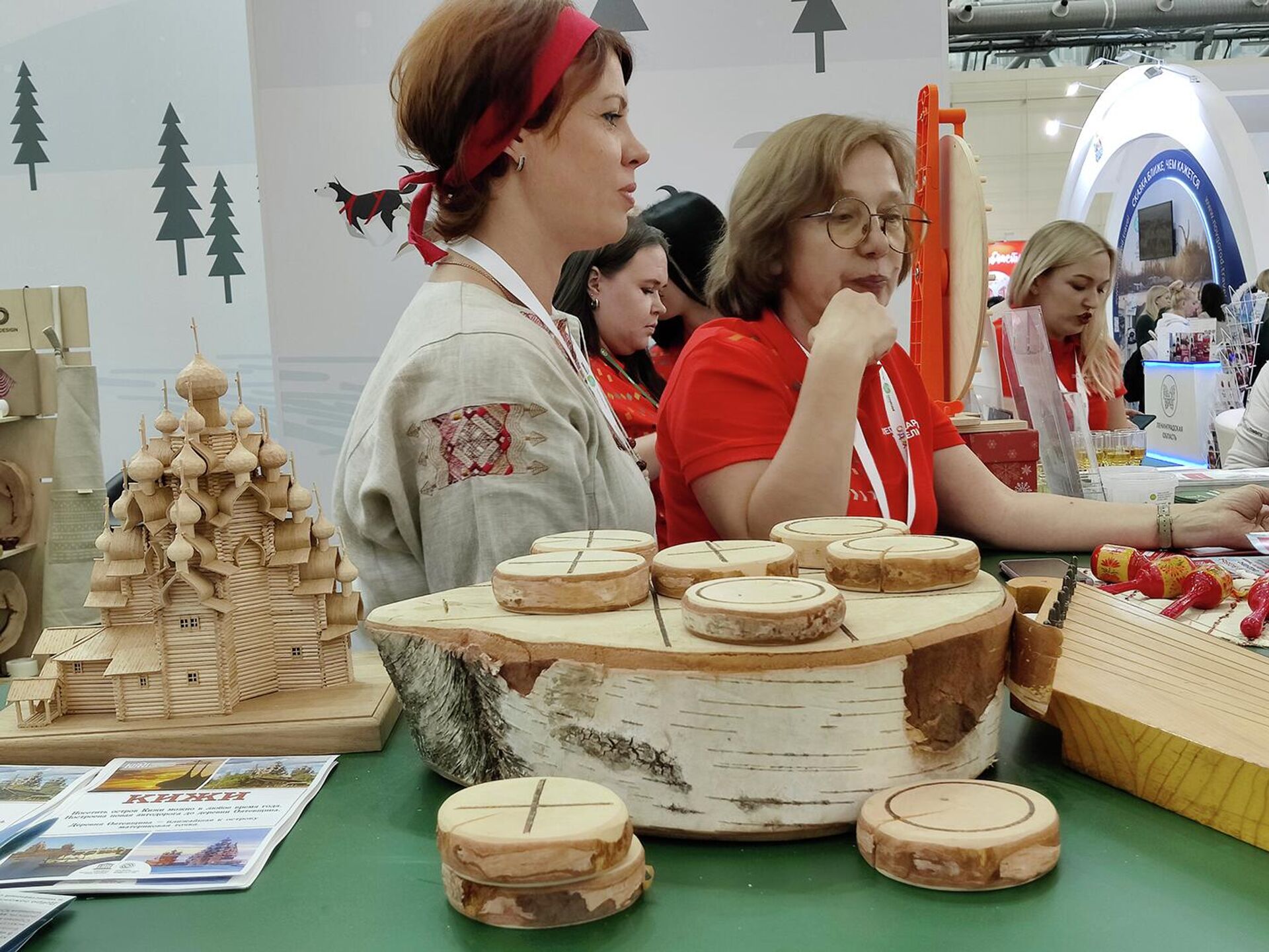На стенде республики Карелия можно было поиграть в деревянные крестики-нолики - РИА Новости, 1920, 13.09.2022