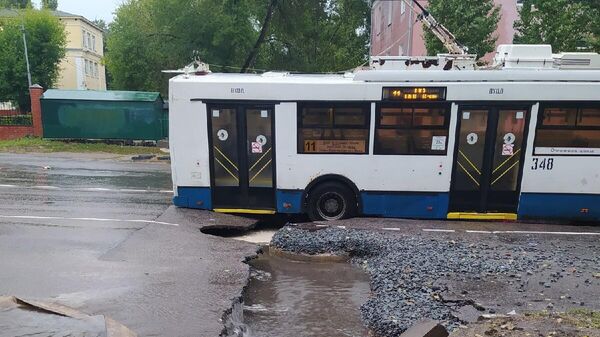 Троллейбус, провалившийся в яму на улице Циолковского в Воронеже