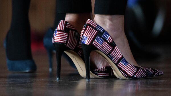 Женщина в туфлях с американскими флагами