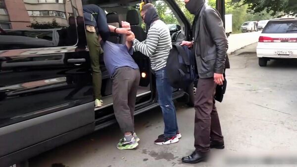 Задержание сотрудниками ФСБ РФ жителя Владивостока, подозреваемого в совершении государственной измены. Стоп-кадр видео