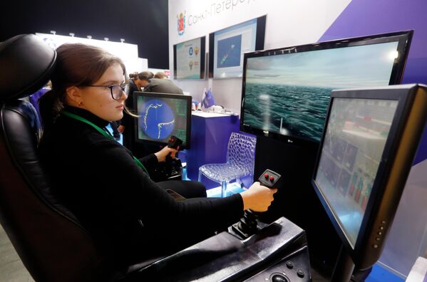 Девушка на видеосимуляторе на Международной выставке судостроения OMR-2022 в Санкт-Петербурге