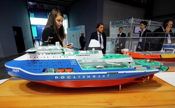 Модель атомного ледокола Арктика на стенде государственной корпорации по атомной энергии Росатом (Росатомфлот) на Международной выставке судостроения OMR-2022 в Санкт-Петербурге