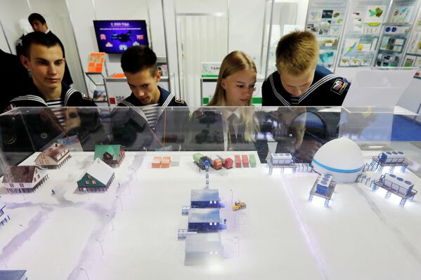 Учащиеся Военно-морской академии на Международной выставке судостроения OMR-2022 в Санкт-Петербурге