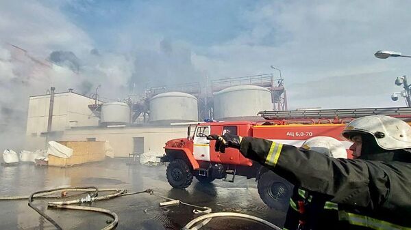 Сотрудники противопожарной службы МЧС РФ во время тушения пожара на предприятии АО Кольская ГМК в Мончегорске