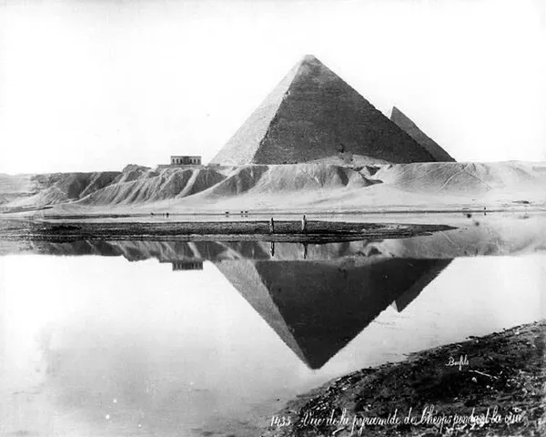 Северная сторона пирамиды Хеопса во время разлива Нила