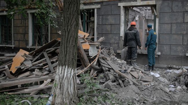 Последствия обстрела в городе Перевальск со стороны ВСУ