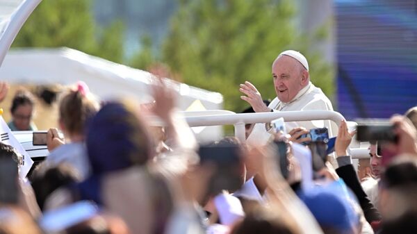 Папа Римский Франциск приветствует людей, собравшихся на площади на территории Международного выставочного центра EXPO в Нур-Султане
