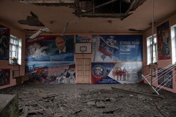 Спортивный зал здания ГОУ СПО Перевальский колледж, частично разрушенного в результате обстрела ВСУ города Перевальск