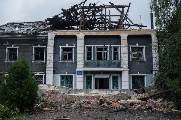 Здание ГОУ СПО Перевальский колледж, частично разрушенное в результате обстрела ВСУ города Перевальск