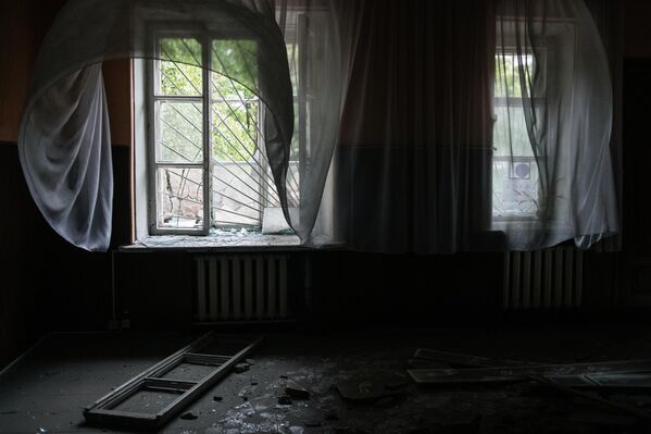 Выбитые стекла в одной из аудиторий здания ГОУ СПО Перевальский колледж, частично разрушенного в результате обстрела ВСУ города Перевальск