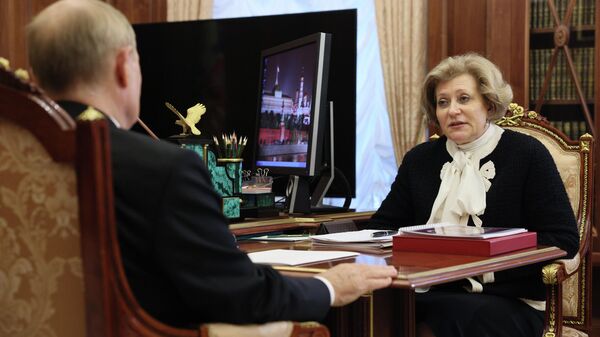 Руководитель Роспотребнадзора Анна Попова во время встречи с  Владимиром Путиным