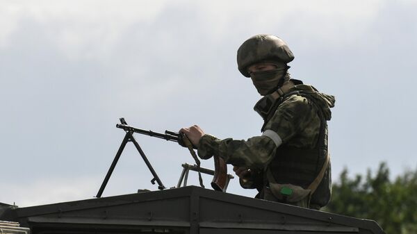 Российский военнослужащий возле КПП Васильевка в Запорожской области