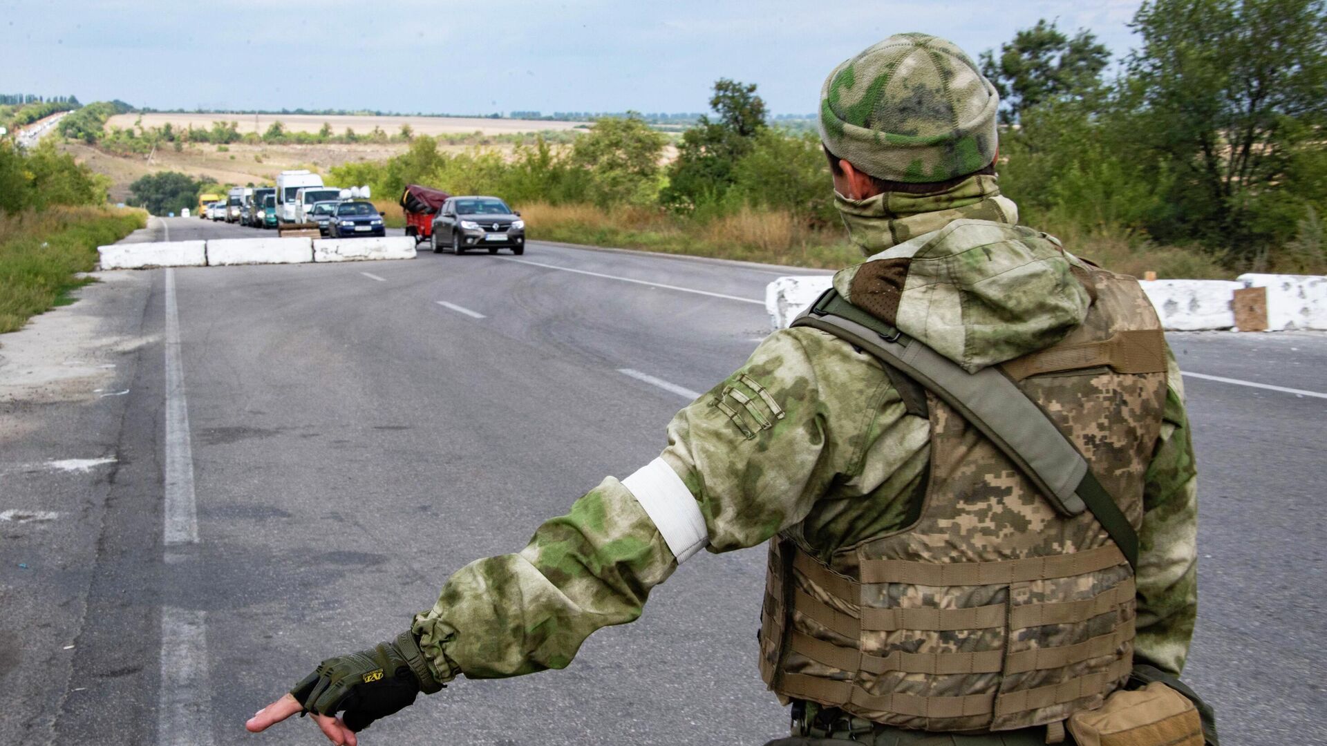 Военнослужащий у контрольно-пропускного пункта в Запорожской области - РИА Новости, 1920, 22.09.2022