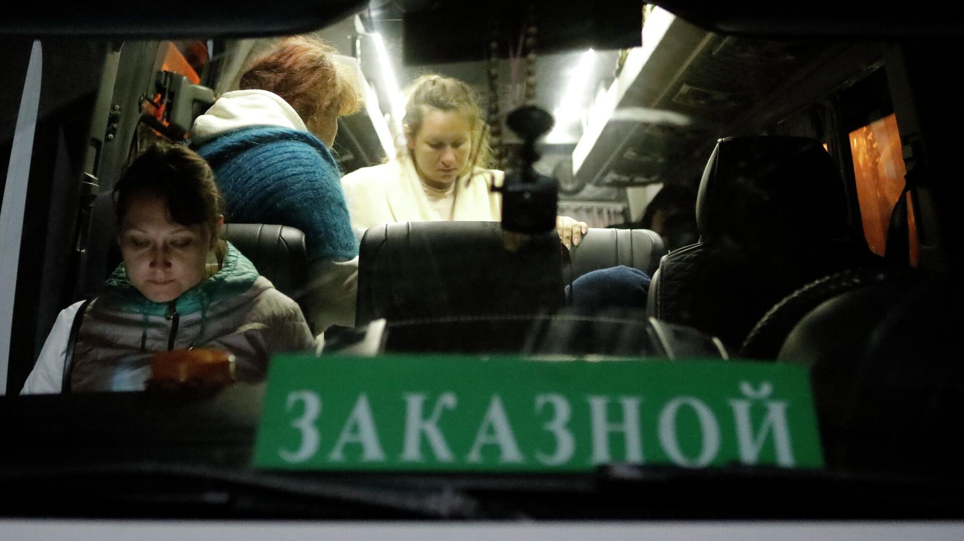 Беженцы из Украины в автобусе в пункте временного размещения на территории автоспортивного комплекса Вираж в Белгороде - РИА Новости, 1920, 03.12.2022